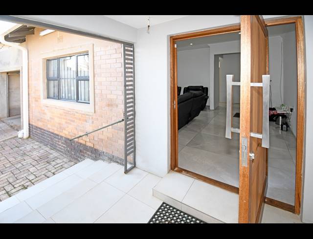 3 BEDROOM HOUSE FOR SALE IN MAYFAIR WEST
